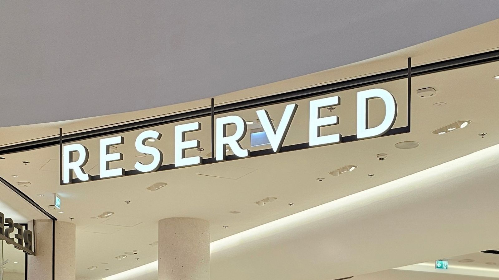 Camelowy sweter z wełną trafił do wyprzedaży w Reserved