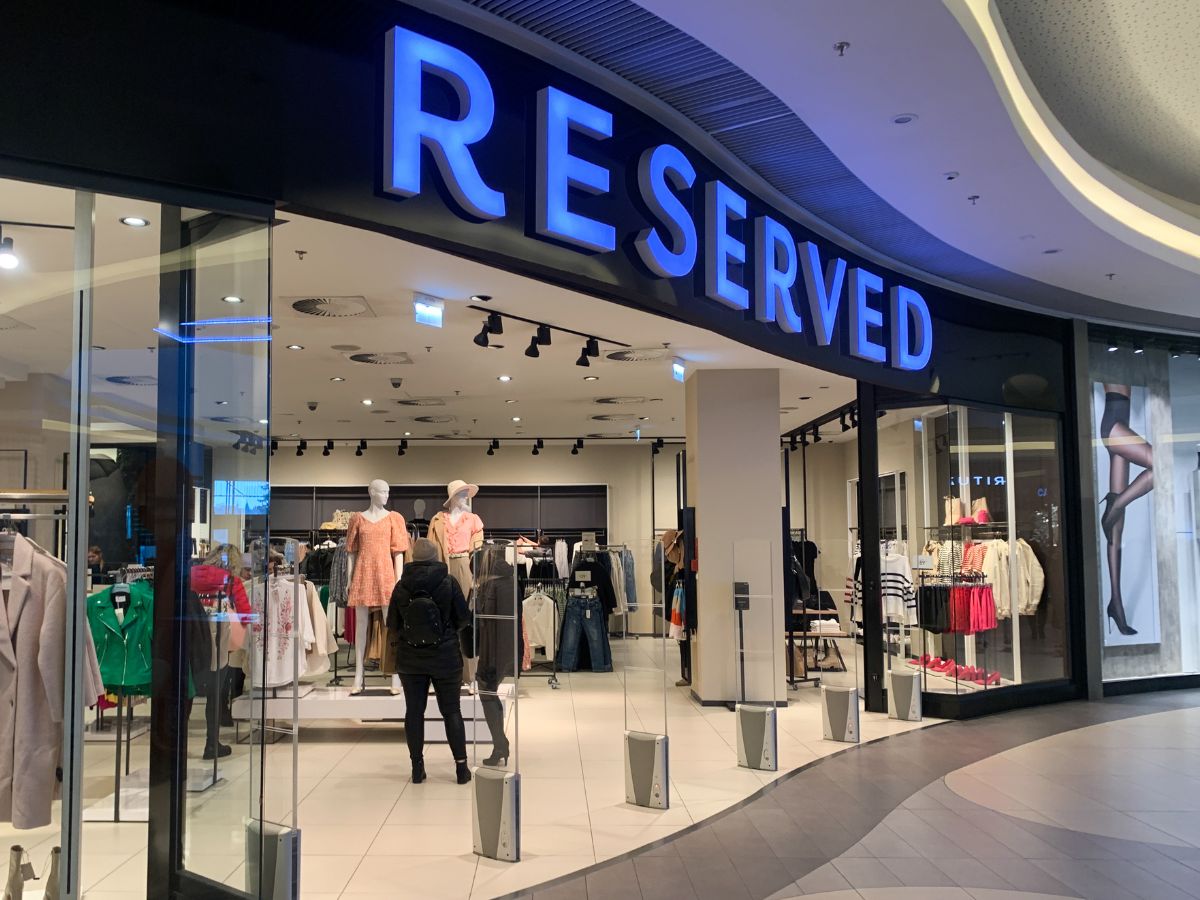 Granatowe spodnie chino z Reserved mają wszystko, czego szukasz