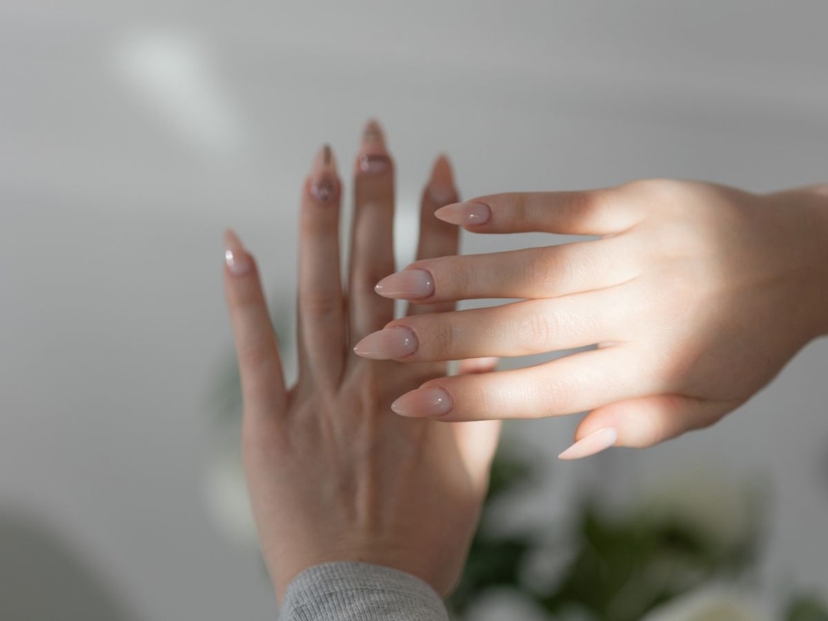 Jeśli masz już dość brązów na paznokciach to manicure mushroom chrome
