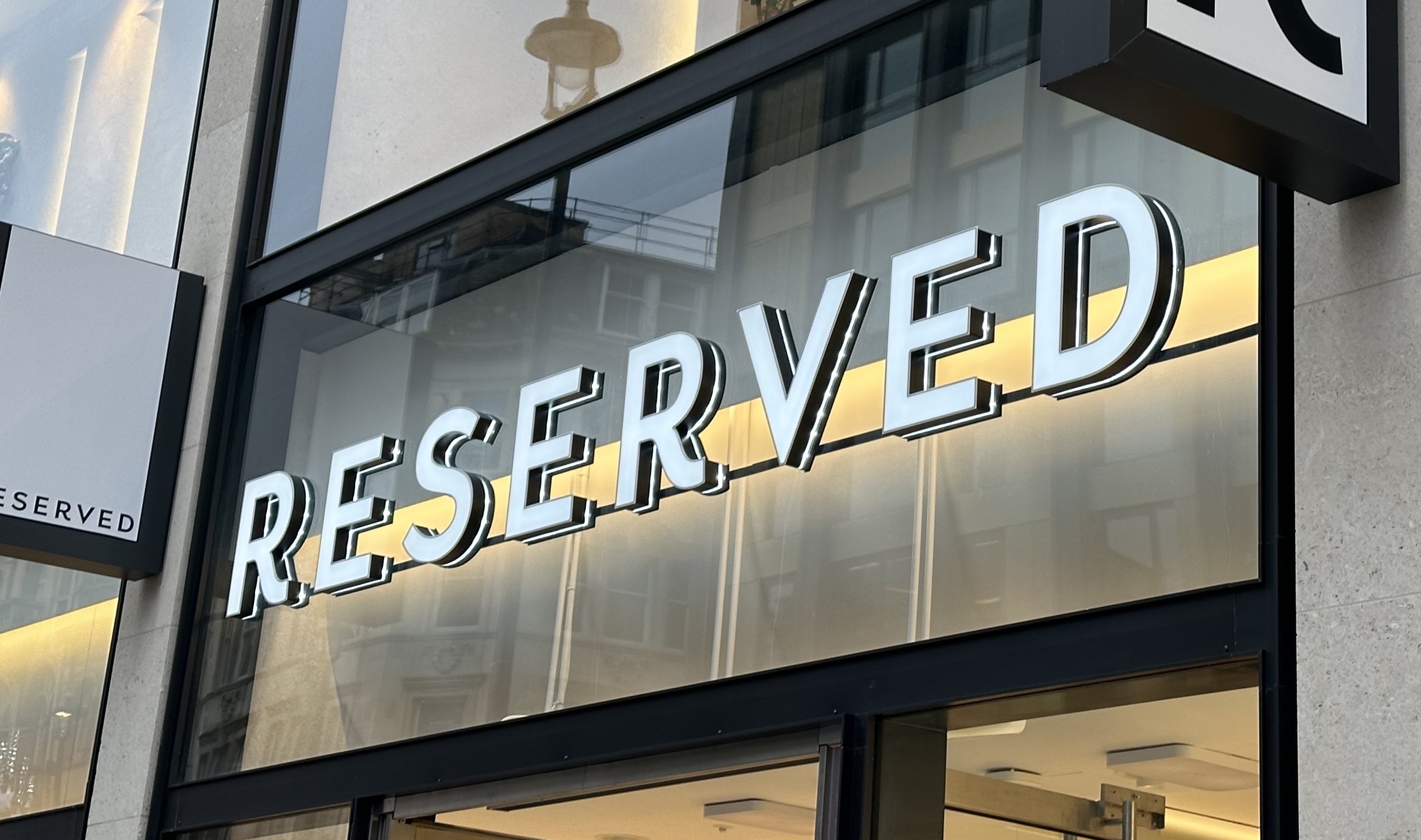 Kopertowy sweter z wełną na jesień z Reserved