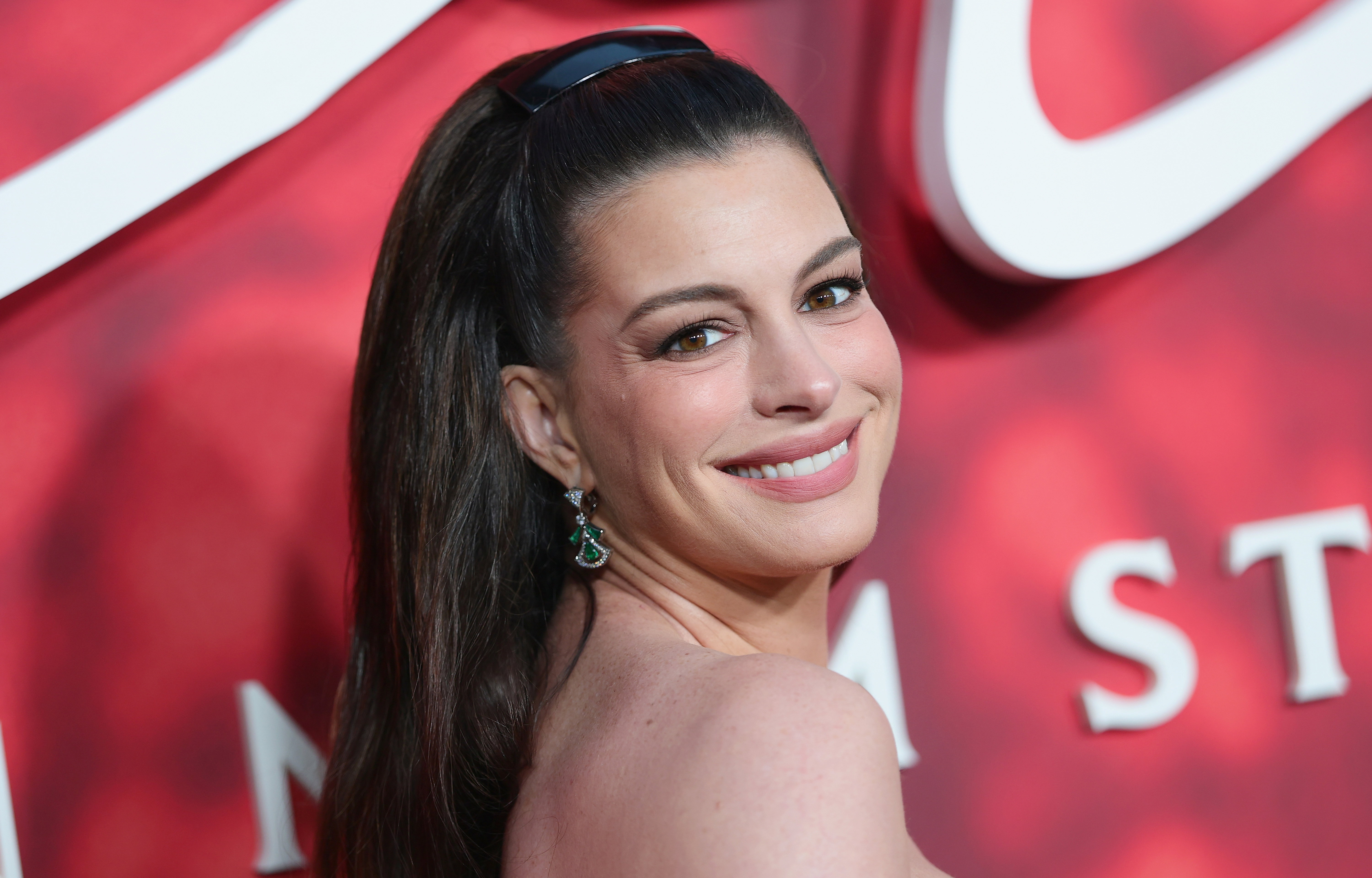 paznokcie cherry noir Anne Hathaway