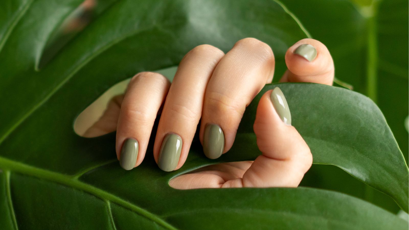 Oliwkowy manicure to trend, który opanował jesieniary w 2026 r