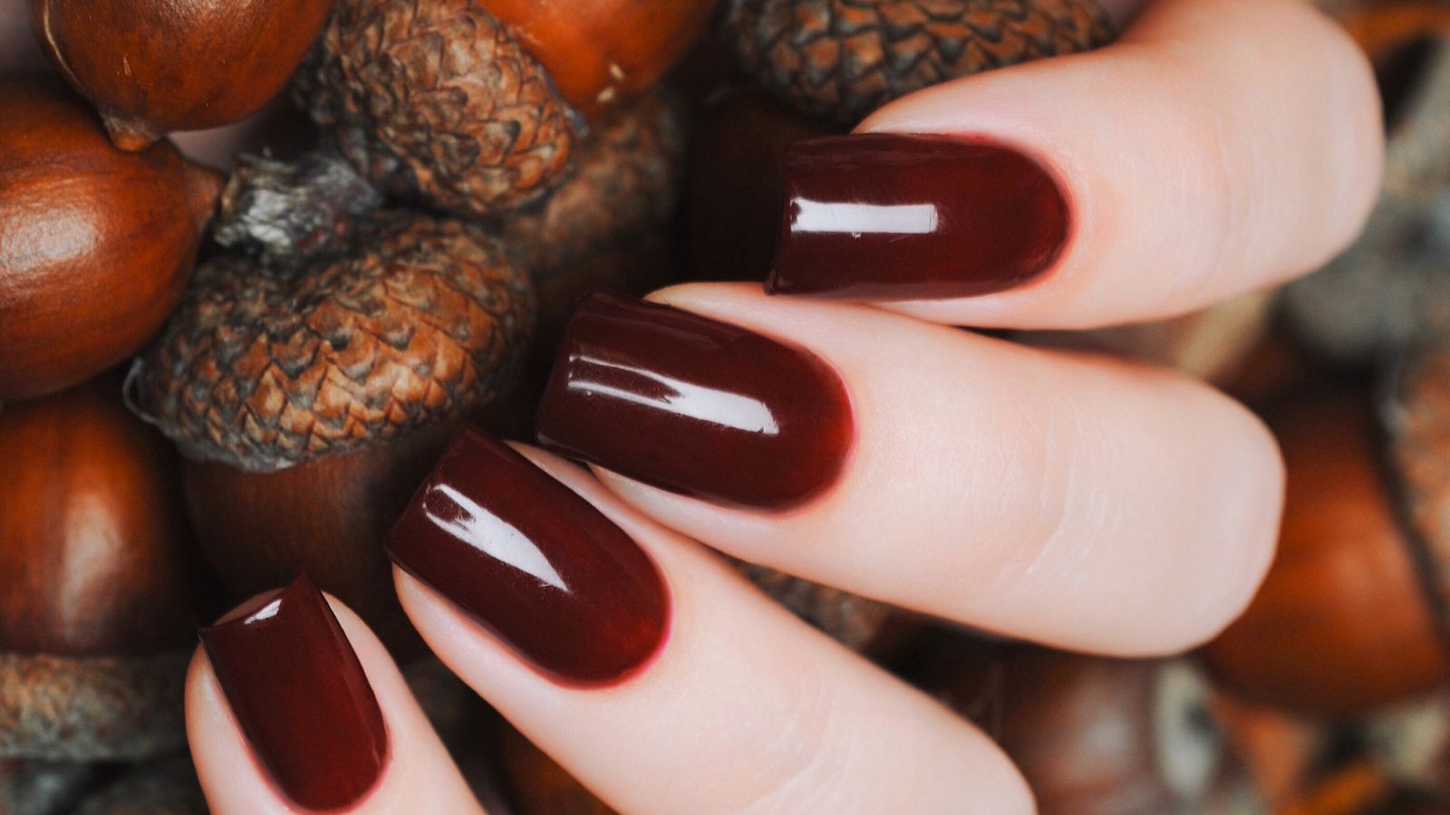 Płomienny manicure na jesień: kasztanowy brąz