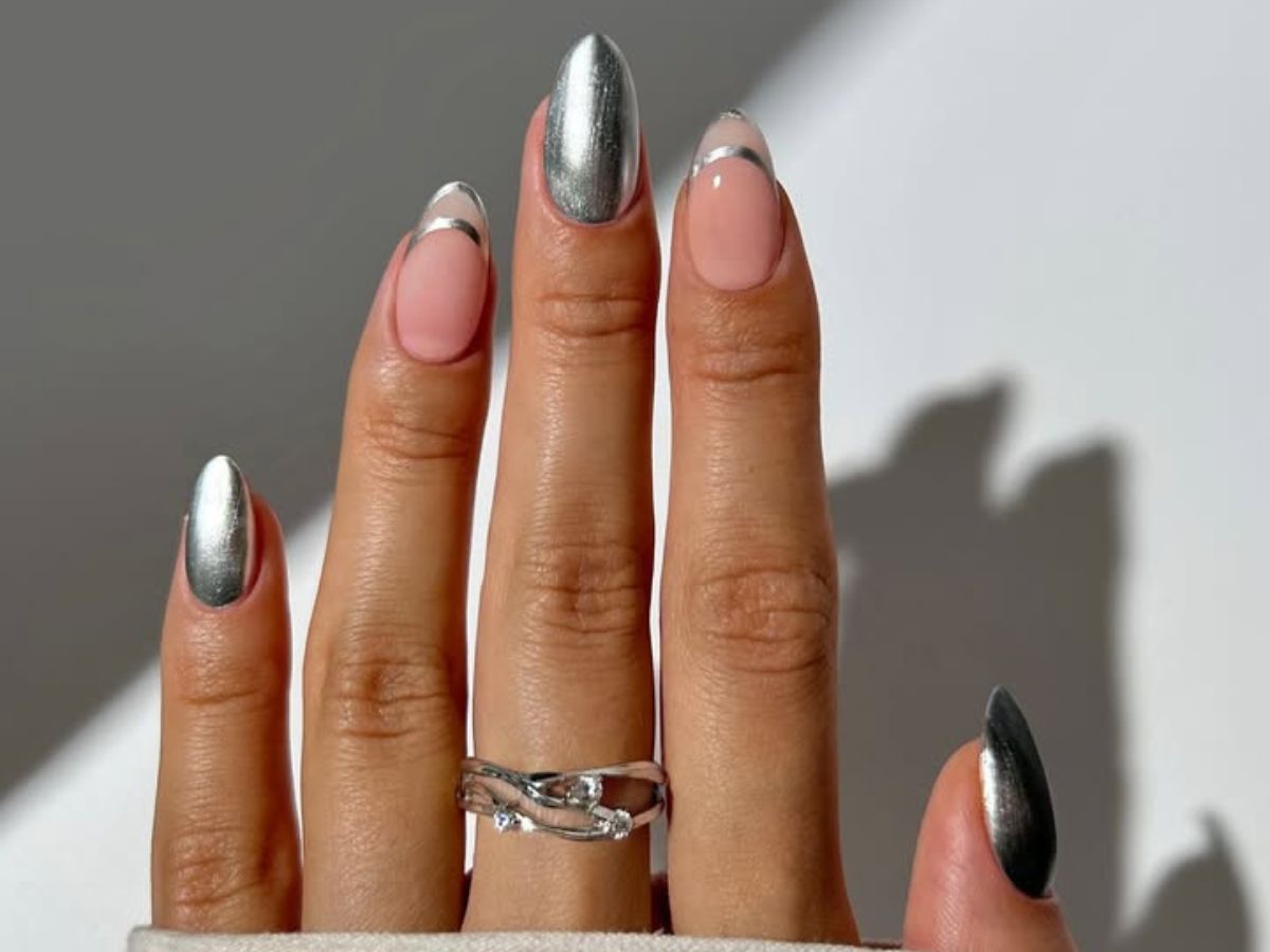 Lustrzany "reflective glam" to najbardziej luksusowy manicure sezonu