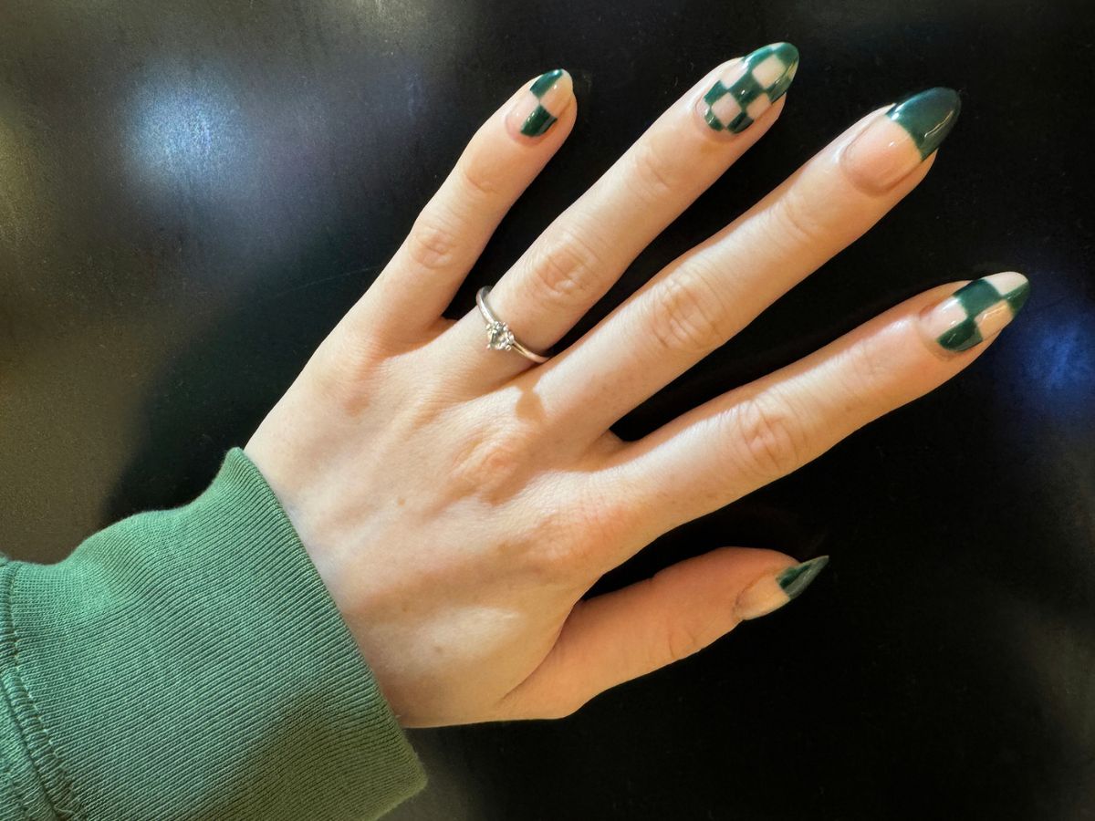 Malachite nails to najpiękniejszy trend na jesienny manicure