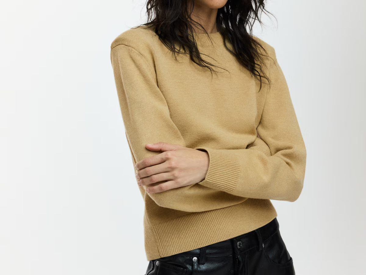 sweter z poduszkami na ramionach z H&M