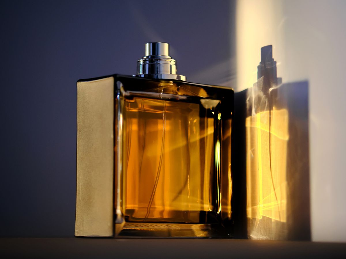 Drzewne perfumy z mandarynką i koniakiem otulają jak koc