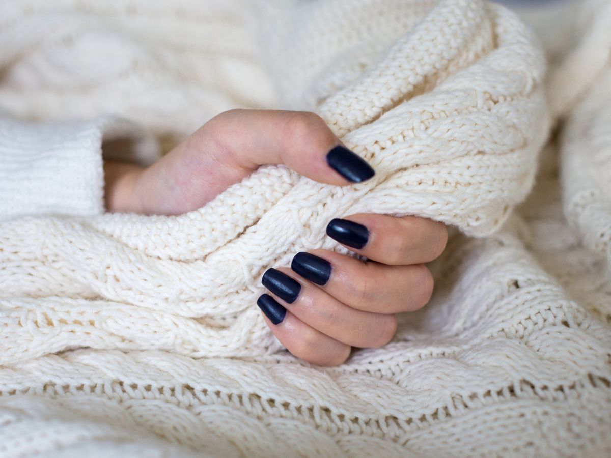 Manicure glammer silver wygląda jak z innego wymiaru i robi płytkę na taflę