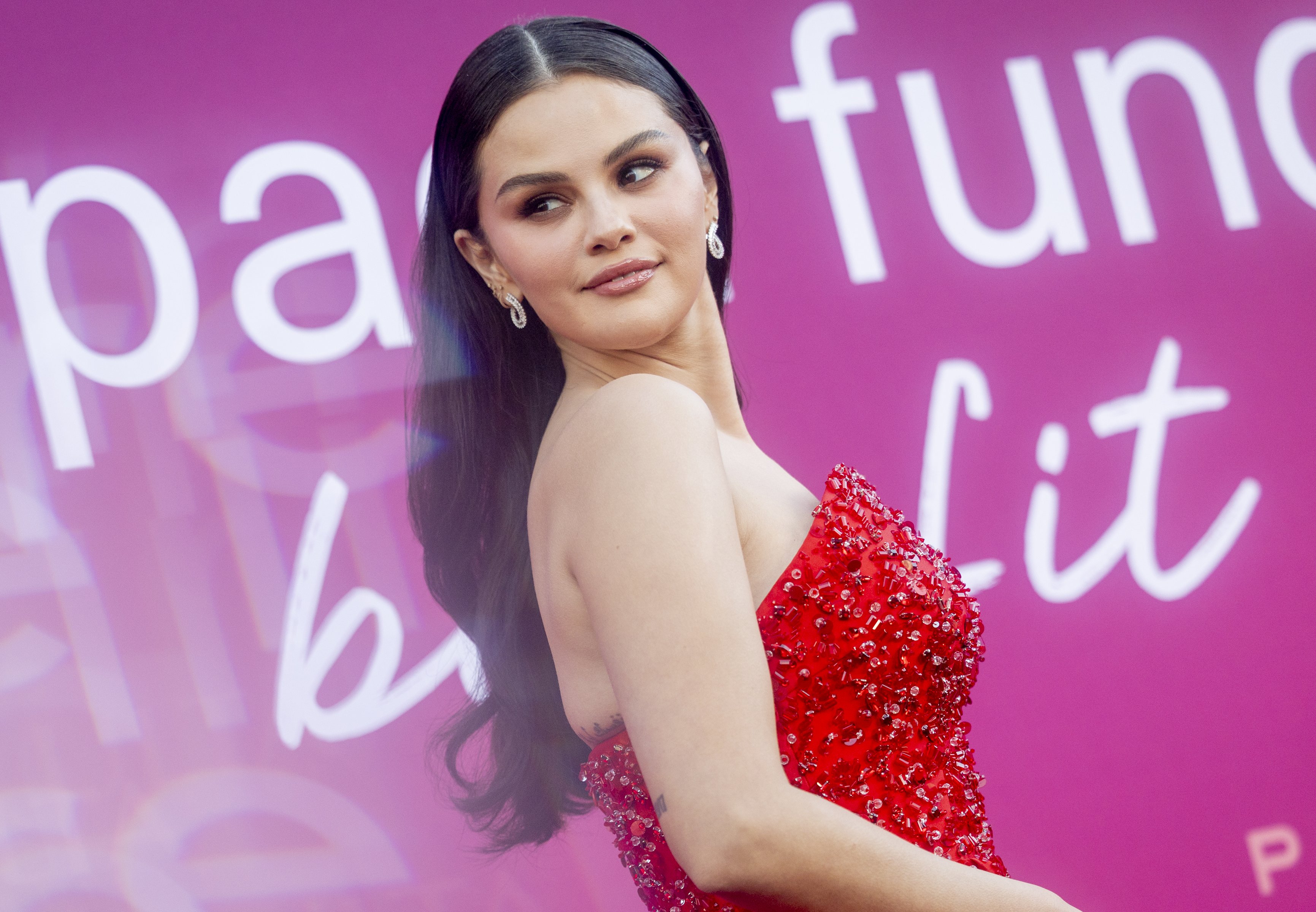 Ruby jelly, manicure Seleny Gomez na jesień 2026