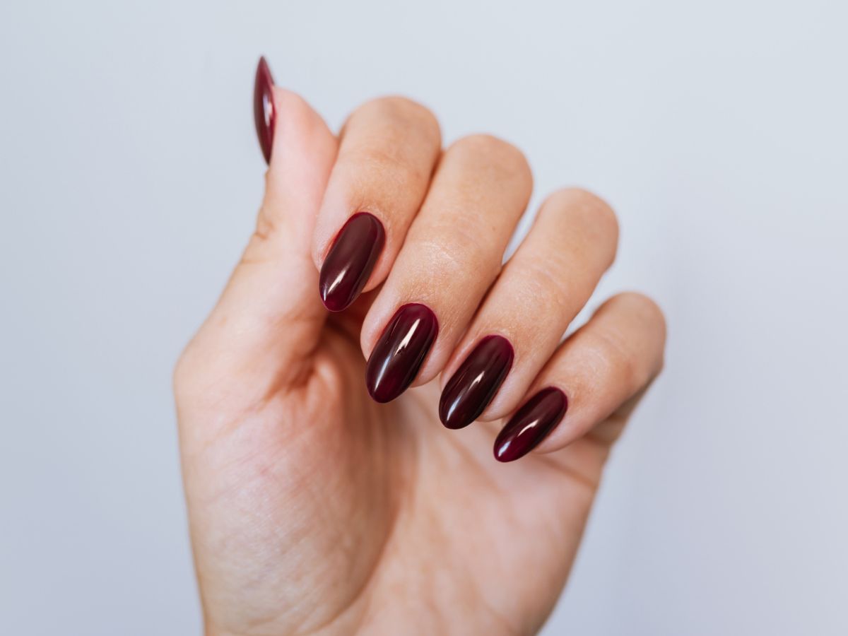Ten kasztanowy manicure "marron" wygląda obłędnie na krótkich paznokciach