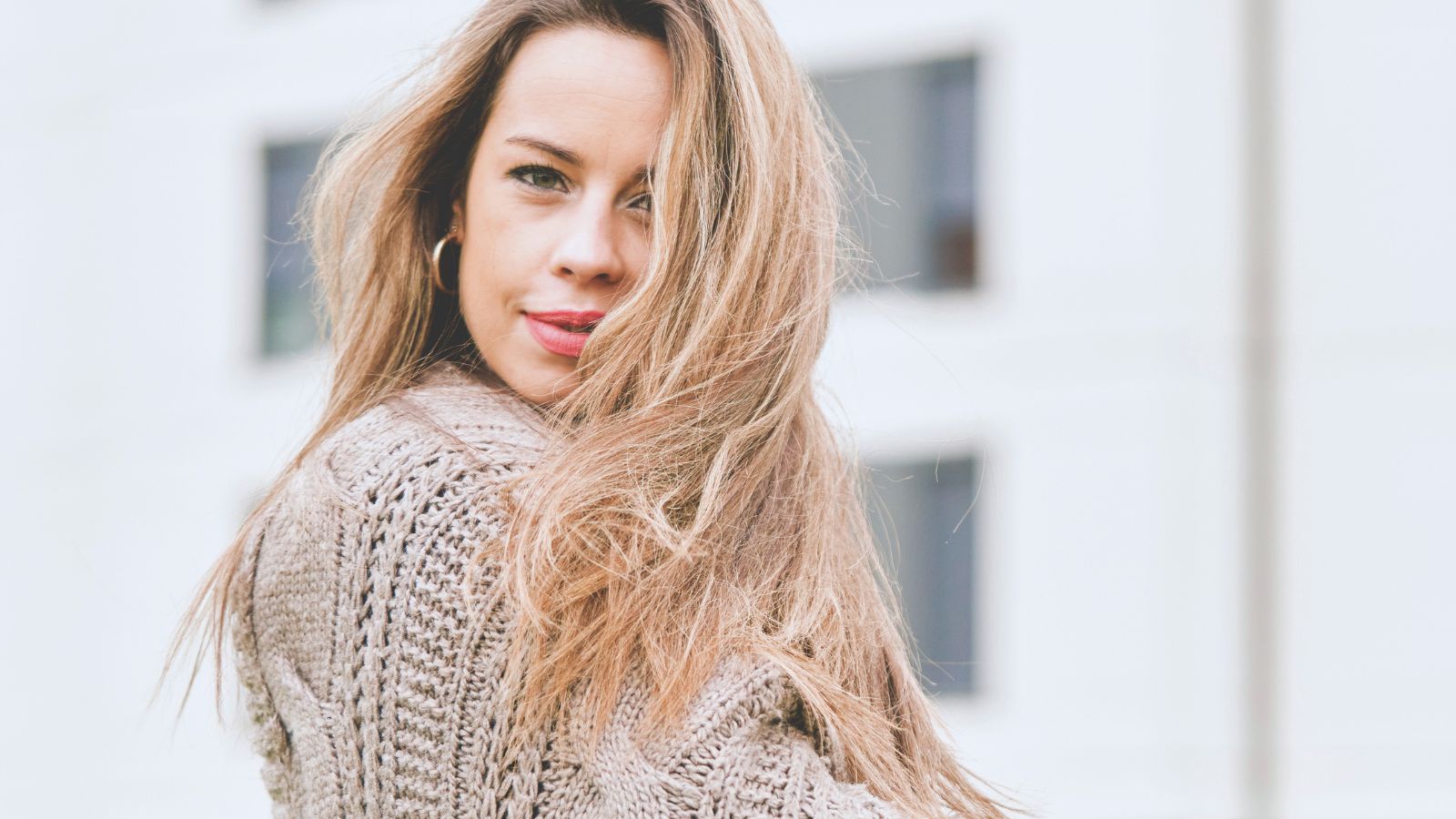 Owsiany sweter z wełną z Sinsay za 39 zł
