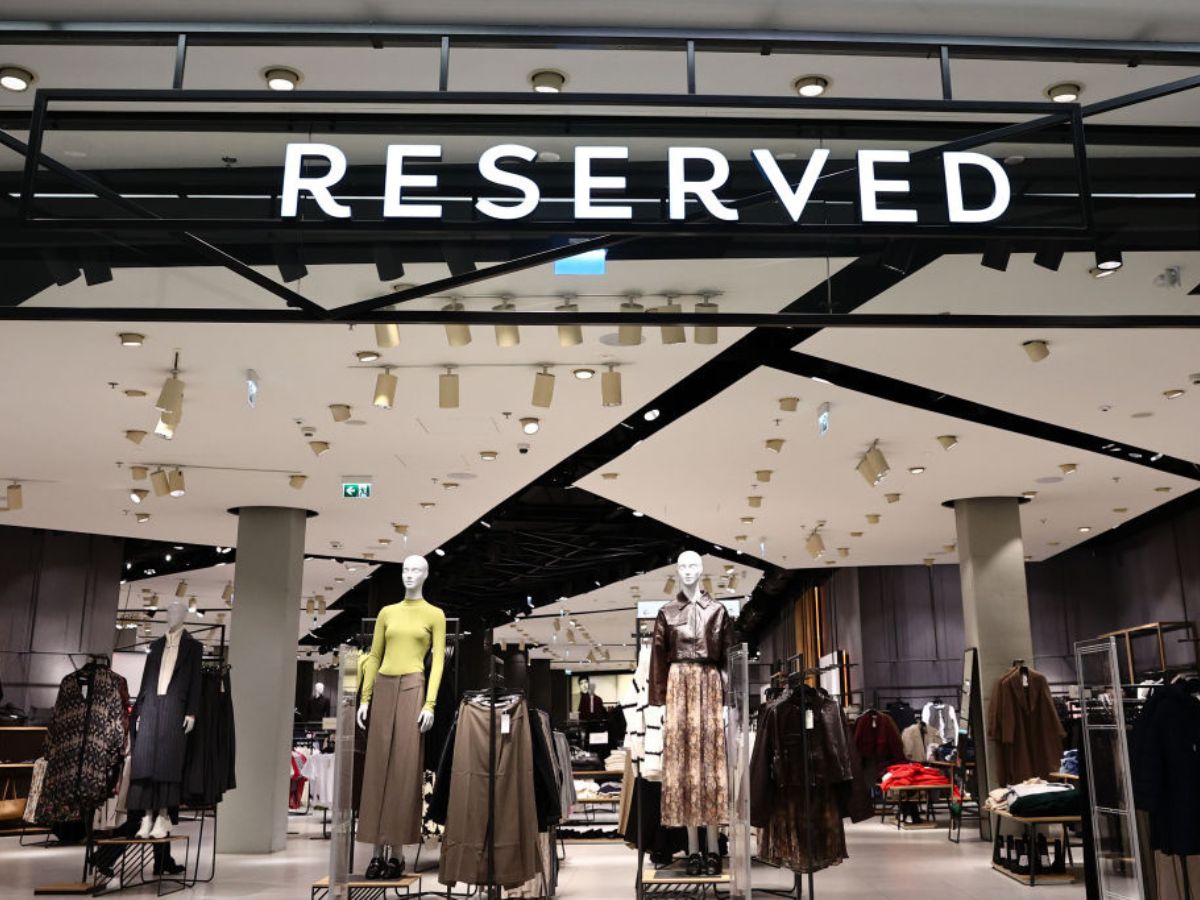 Prążkowany sweter z 50% wiskozą trafił na wyprzedaż w Reserved