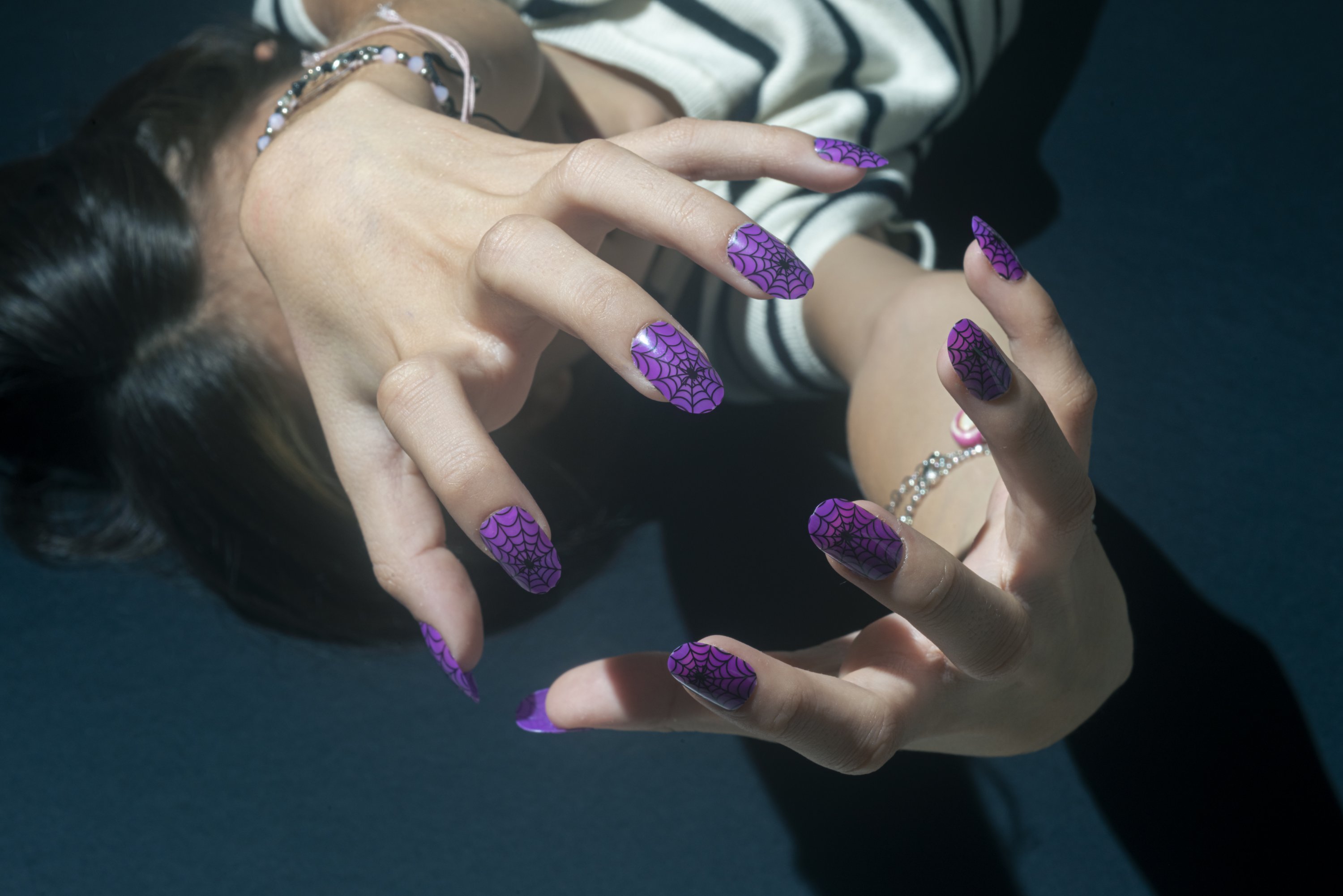 Spider plum nails, modne paznokcie na Halloween 2026