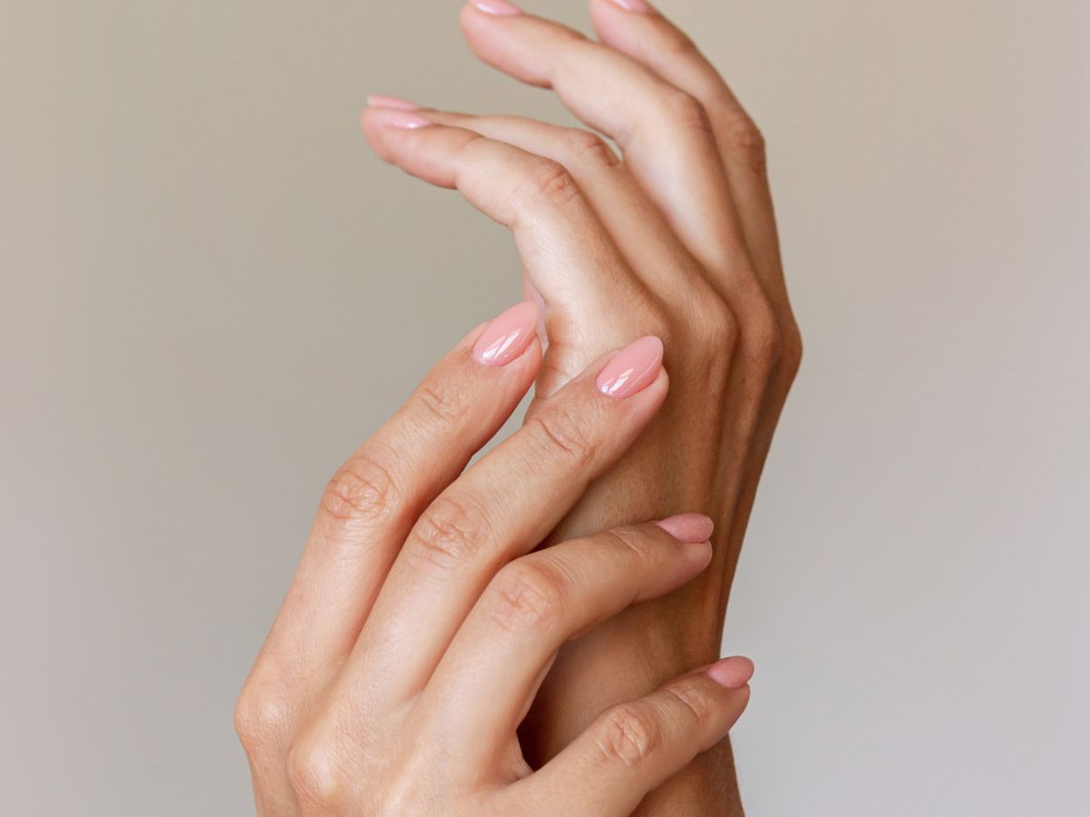 Mochi pink manicure wygląda tak naturalnie, że trudno dostrzec lakier