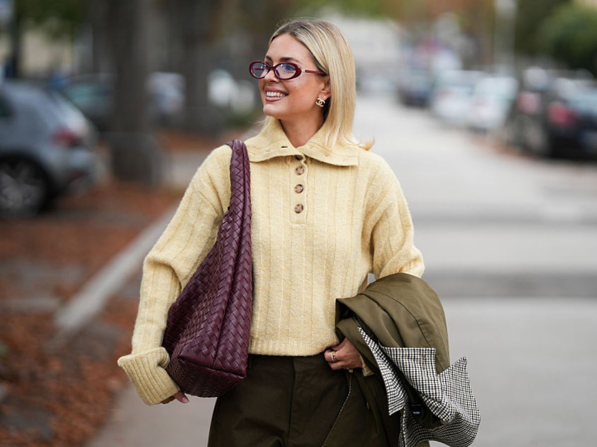 Sweter z wełną alpaki w kolorze plastra miodu jest miękki jak kocyk.