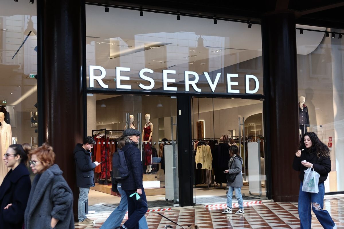 Wełniana spódnica midi z Reserved